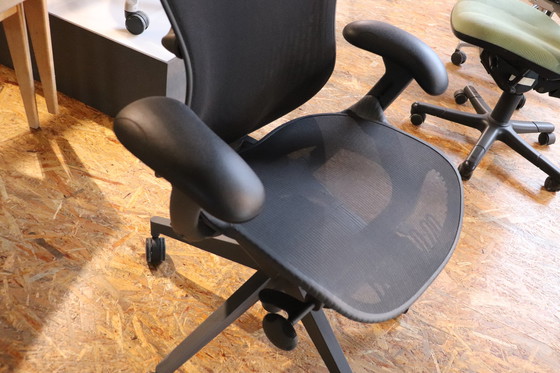 Image 1 of Herman Miller Mirra 2 - zwart