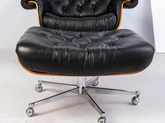 Image 1 of Martin Stoll voor Giroflex Fauteuil plus Hocker