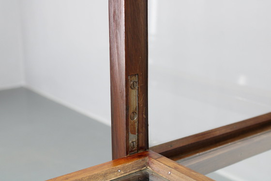 Image 1 of Antieke glazen kast op wielen