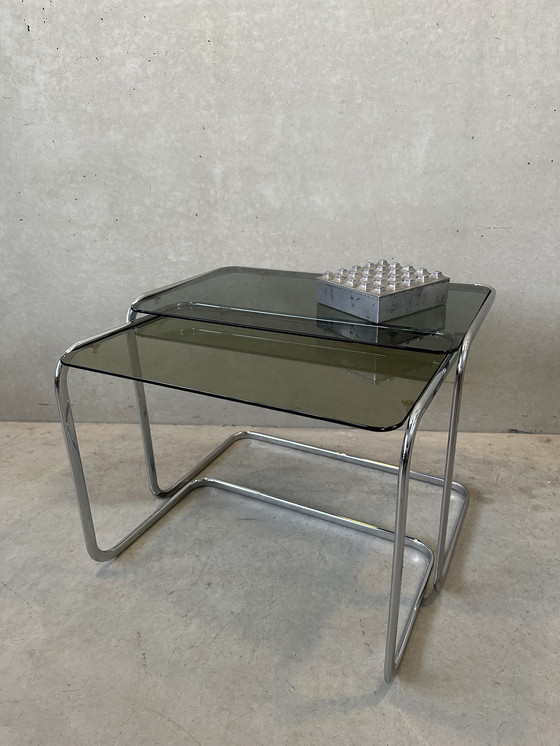 Image 1 of 2 glazen bijzettafels / nesting tables