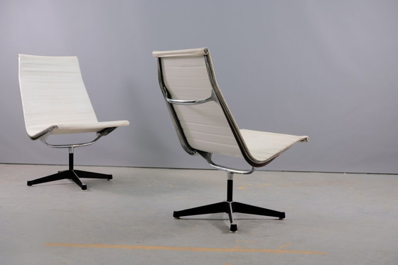 Image 1 of Vintage EE 166 vinyl fauteuils in wit van Charles & Ray Eames voor Herman Miller, set van 2