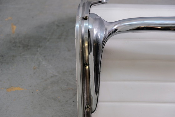 Image 1 of Vintage EE 166 vinyl fauteuils in wit van Charles & Ray Eames voor Herman Miller, set van 2