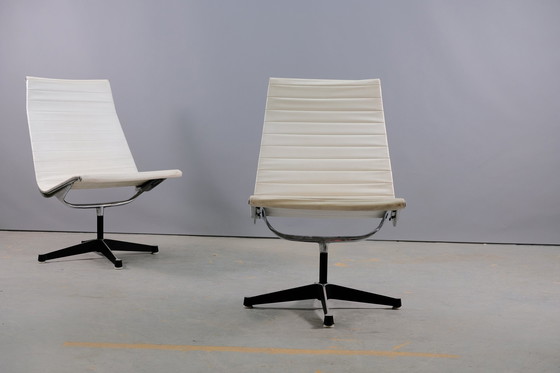 Image 1 of Vintage EE 166 vinyl fauteuils in wit van Charles & Ray Eames voor Herman Miller, set van 2