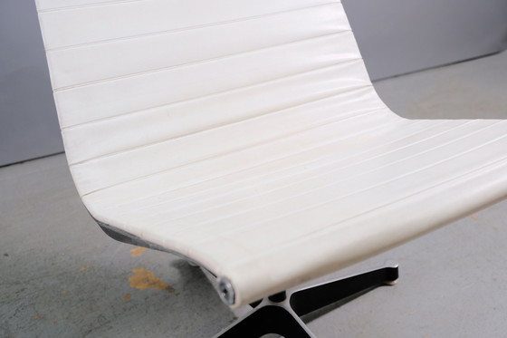 Image 1 of Vintage EE 166 vinyl fauteuils in wit van Charles & Ray Eames voor Herman Miller, set van 2