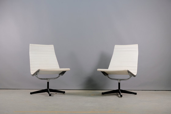 Image 1 of Vintage EE 166 vinyl fauteuils in wit van Charles & Ray Eames voor Herman Miller, set van 2