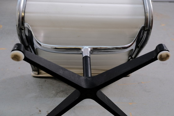 Image 1 of Vintage EE 166 vinyl fauteuils in wit van Charles & Ray Eames voor Herman Miller, set van 2
