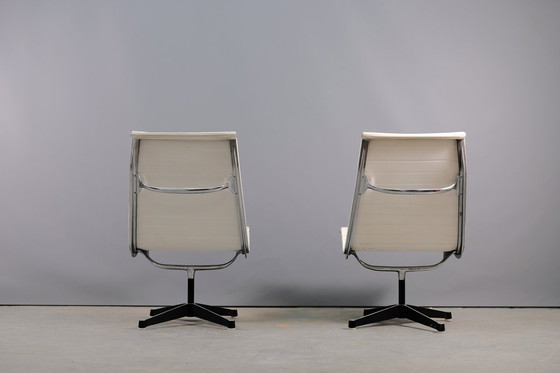 Image 1 of Vintage EE 166 vinyl fauteuils in wit van Charles & Ray Eames voor Herman Miller, set van 2