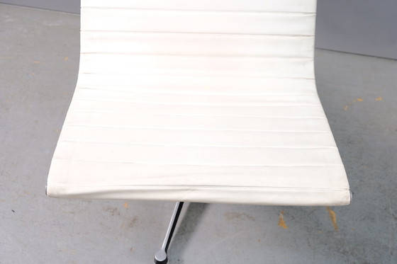 Image 1 of Vintage EE 166 vinyl fauteuils in wit van Charles & Ray Eames voor Herman Miller, set van 2
