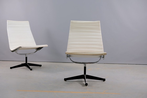 Image 1 of Vintage EE 166 vinyl fauteuils in wit van Charles & Ray Eames voor Herman Miller, set van 2