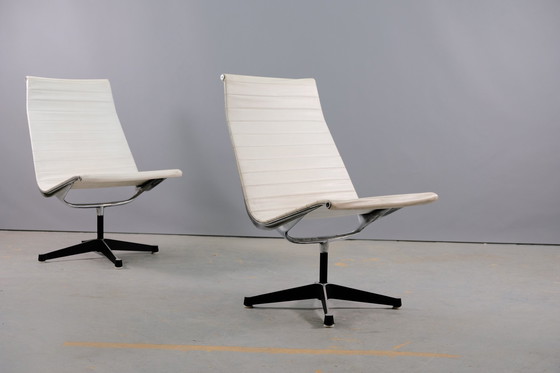 Image 1 of Vintage EE 166 vinyl fauteuils in wit van Charles & Ray Eames voor Herman Miller, set van 2