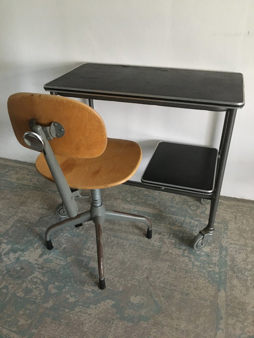 Vintage klein Bureau / Sidetable op zwenkwielen