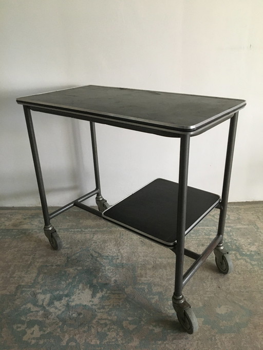 Vintage klein Bureau / Sidetable op zwenkwielen