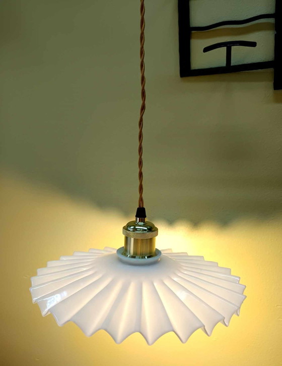 Image 1 of Vintage Opaline Hanglamp met reliëf