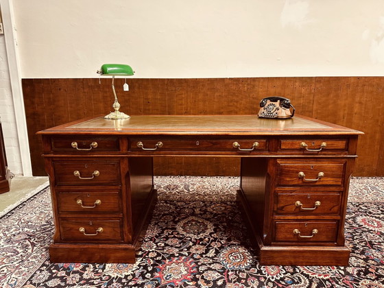 Image 1 of Globe Wernicke Engels Klassiek Bureau