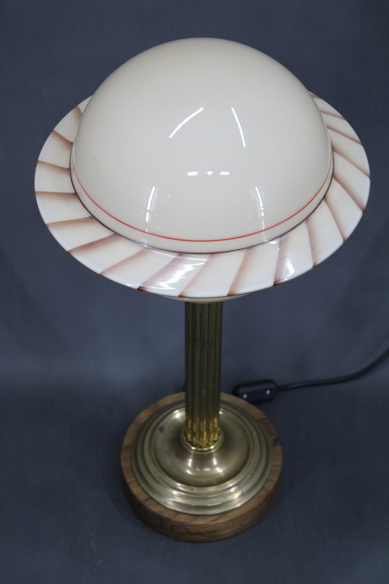 Image 1 of 1940S Gerestaureerde Messing Tafellamp met Houten Voet en Glazen Kap