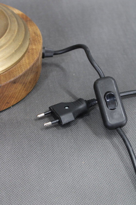 Image 1 of 1940S Gerestaureerde Messing Tafellamp met Houten Voet en Glazen Kap