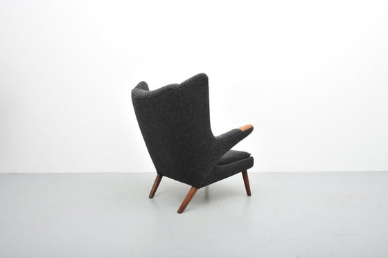 Image 1 of Hans J. Wegner Papa Bär stoel AP19 1951 met voetenbankje