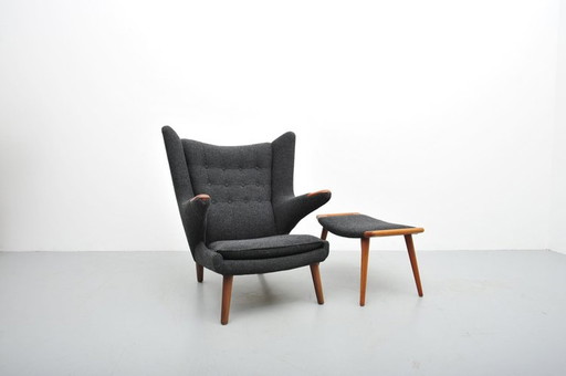 Hans J. Wegner Papa Bär stoel AP19 1951 met voetenbankje