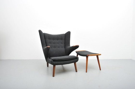 Image 1 of Hans J. Wegner Papa Bär stoel AP19 1951 met voetenbankje