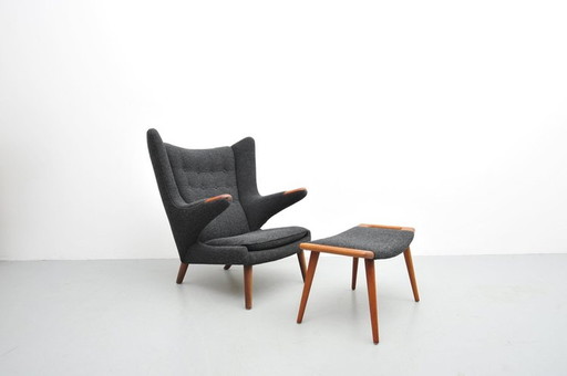 Hans J. Wegner Papa Bär stoel AP19 1951 met voetenbankje