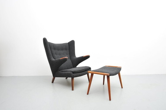 Image 1 of Hans J. Wegner Papa Bär stoel AP19 1951 met voetenbankje