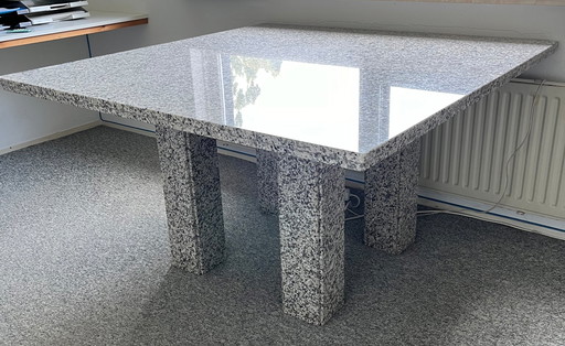 Italiaanse granieten tafel