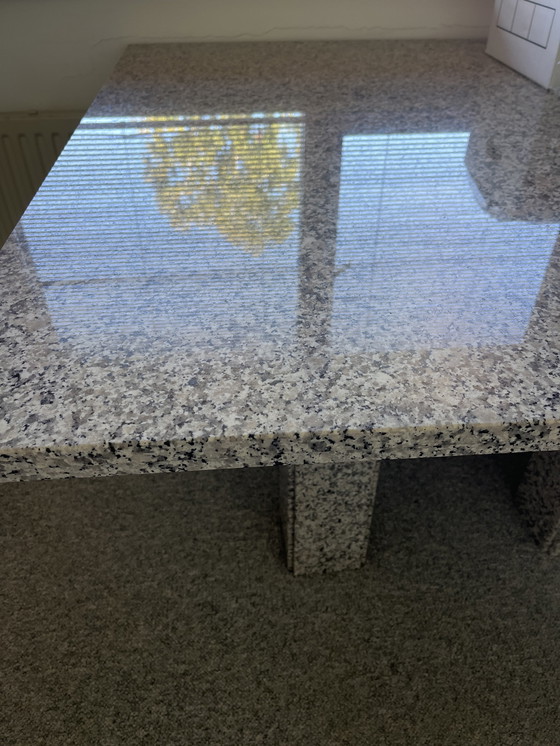 Image 1 of Italiaanse granieten tafel