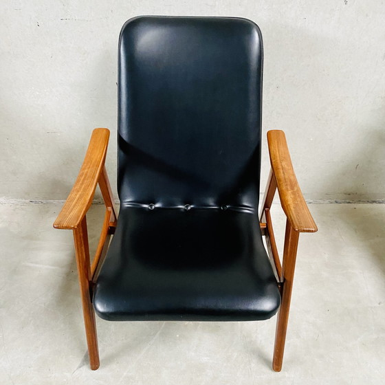 Image 1 of Elegante Set Van Twee Mid-Century Zwart Skai Leren Fauteuils Met Teak Houten Frame | Jaren 60