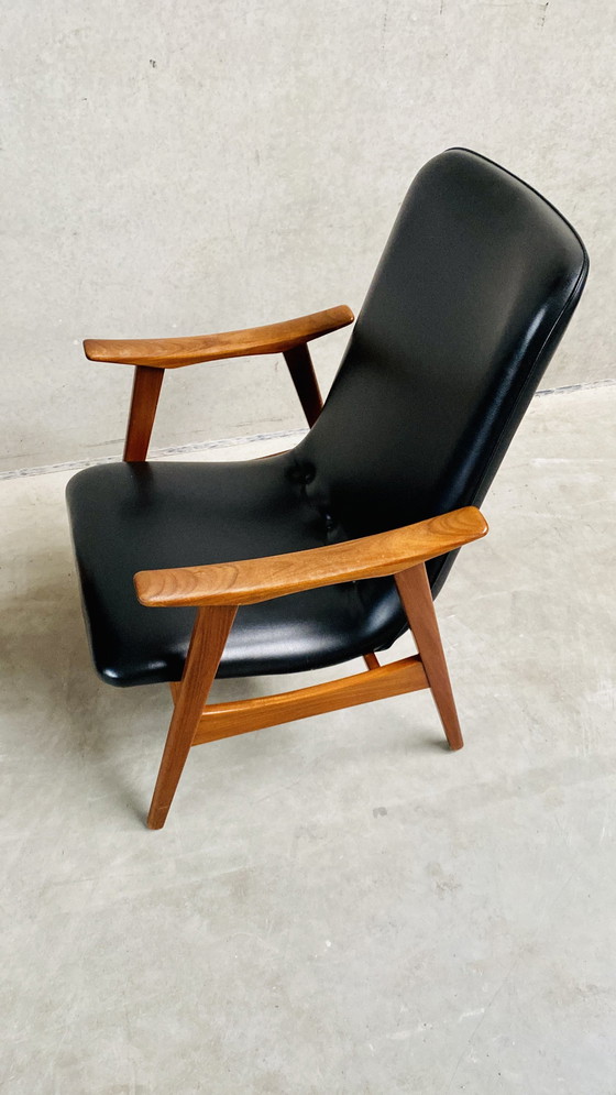 Image 1 of Elegante Set Van Twee Mid-Century Zwart Skai Leren Fauteuils Met Teak Houten Frame | Jaren 60