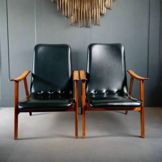 Image 1 of Elegante Set Van Twee Mid-Century Zwart Skai Leren Fauteuils Met Teak Houten Frame | Jaren 60