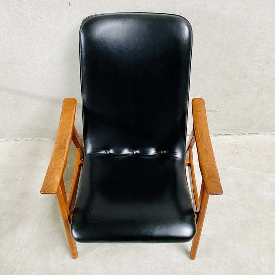 Image 1 of Elegante Set Van Twee Mid-Century Zwart Skai Leren Fauteuils Met Teak Houten Frame | Jaren 60