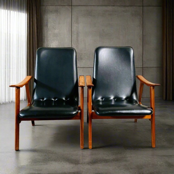 Image 1 of Elegante Set Van Twee Mid-Century Zwart Skai Leren Fauteuils Met Teak Houten Frame | Jaren 60