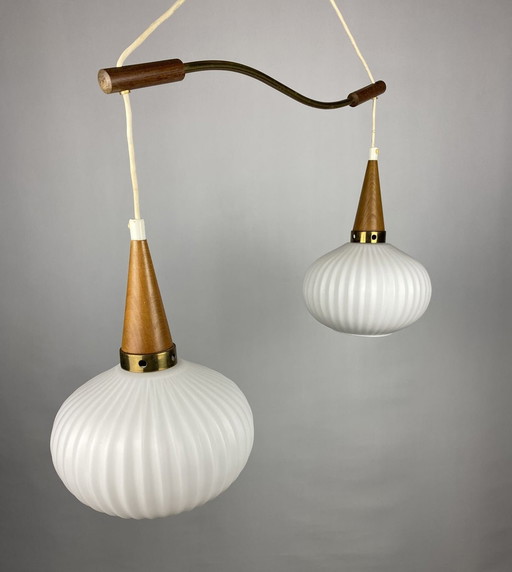 Een paar witte opaal matglazen hanglampen met houten details van Massive 1970