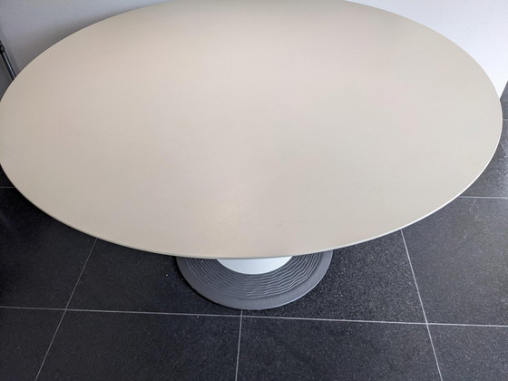 Image 1 of 1x Leolux Trias ronde tafel, wit, chroom poten, grijze voet