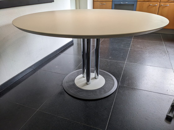 Image 1 of 1x Leolux Trias ronde tafel, wit, chroom poten, grijze voet