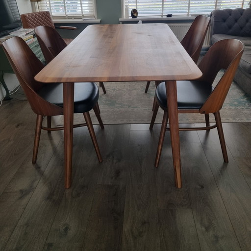 Dutchbone Eettafel Notenhout Met 4 Dutchbone Stoelen