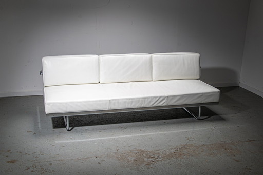 Cassina LC5. F wit lederen dagbed ontworpen door Le Corbusier, Pierre Jeaneret en Charlotte Perriand.