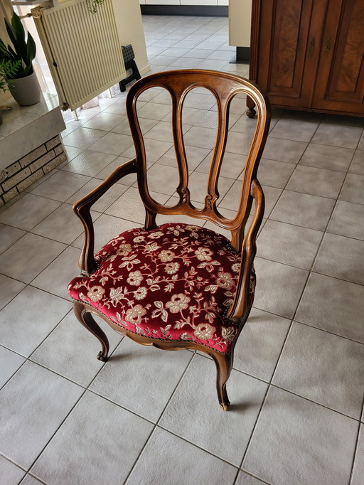 Tafel Met 4 Stoelen Zonder Leuning En 2 Stoelen Met Leuning.