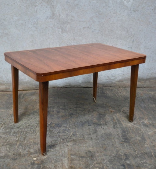 Uitschuifbare notenhouten tafel van Jitona, Vintage Tsjechië 1960S