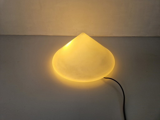 Minimalistische kegelvormige opaline lamp