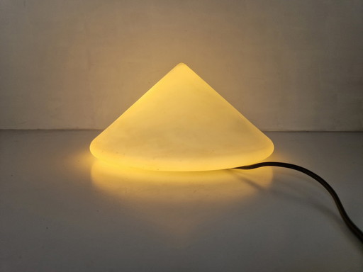 Minimalistische kegelvormige opaline lamp