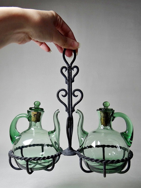 Image 1 of Vintage geblazen glazen olie en azijn Cruet op smeedijzeren standaard