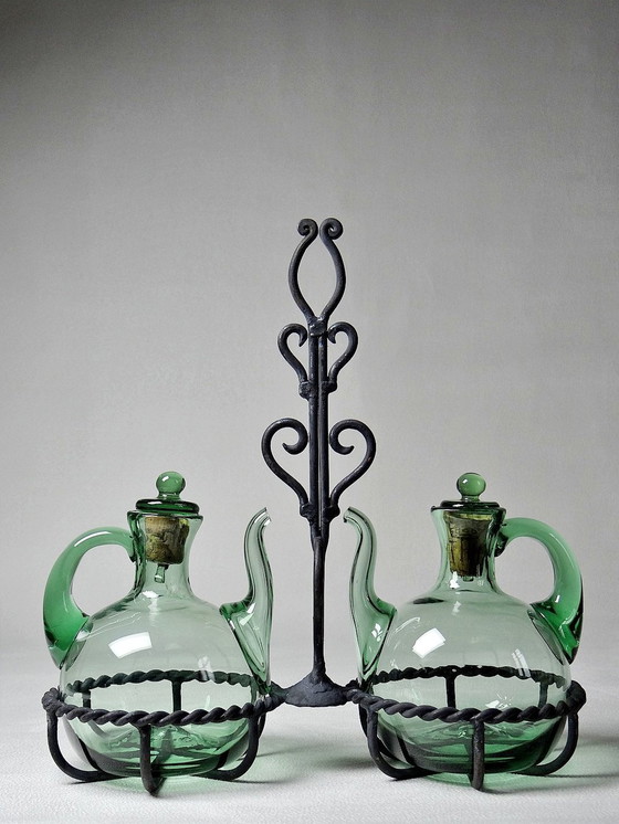 Image 1 of Vintage geblazen glazen olie en azijn Cruet op smeedijzeren standaard