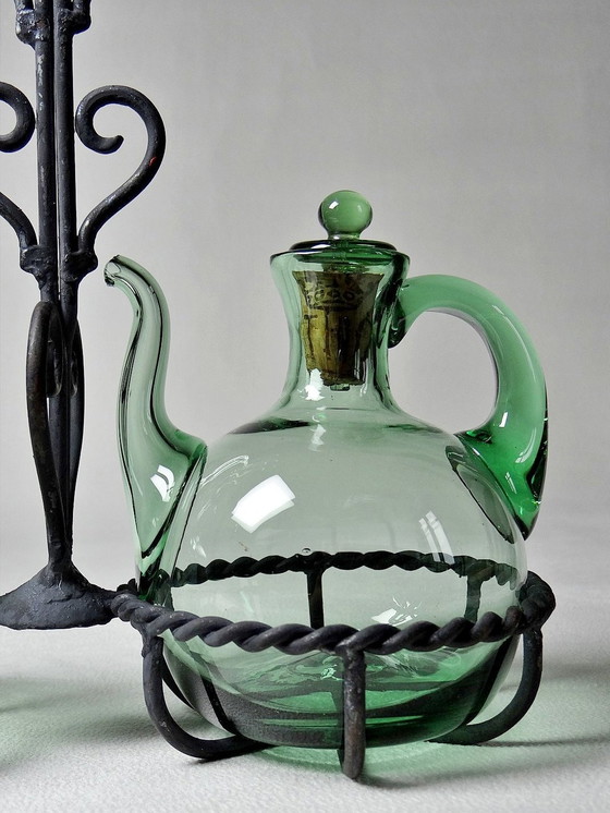 Image 1 of Vintage geblazen glazen olie en azijn Cruet op smeedijzeren standaard