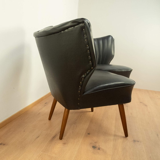 Image 1 of 2x 1950 Cocktailstoelen: Beuken frame met zwart kunstleer