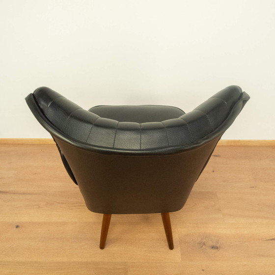 Image 1 of 2x 1950 Cocktailstoelen: Beuken frame met zwart kunstleer