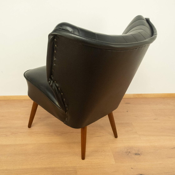 Image 1 of 2x 1950 Cocktailstoelen: Beuken frame met zwart kunstleer