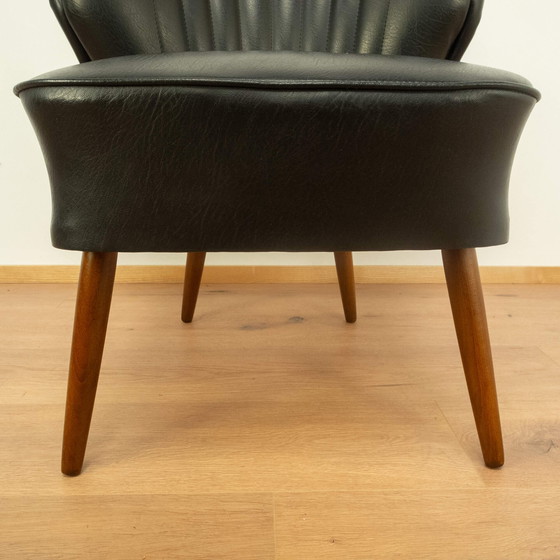 Image 1 of 2x 1950 Cocktailstoelen: Beuken frame met zwart kunstleer