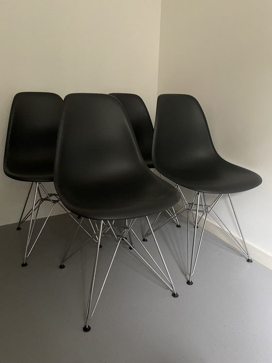 Image 1 of 4X Vitra Eames Dsr Stoelen Met Verchroomd Onderstel, Antraciet