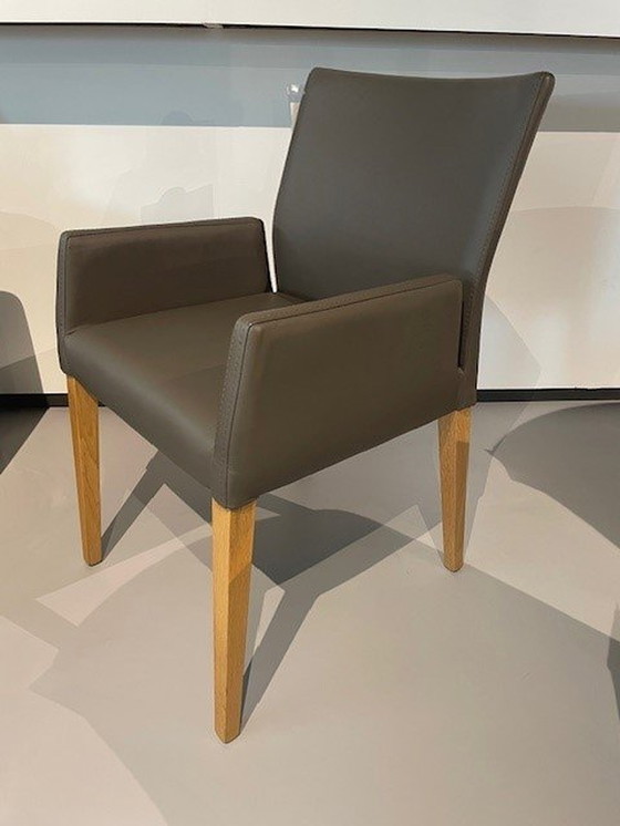 Image 1 of 2 Stoelen Hulsta Armstoel Leder En Eik Toonzaalmodel